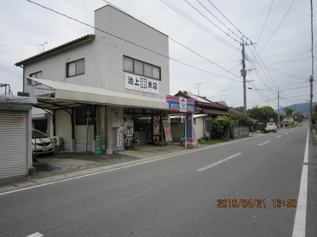 深瀬交差点から南関方向（県道２９号線）へ約１５０ｍの場所です。