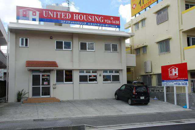 当社外観です。　駐車場も完備です！