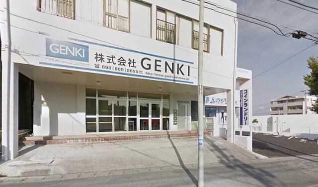 具志川郵便局のすぐ斜め前にございます。