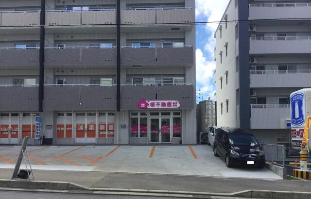 店舗前駐車場（おとなりは学習塾ガゼット浦添教室、コンビニ ローソン前田駅前店。）