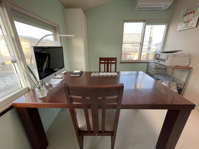 事務所は２階にあります。１階には託児スペースもございます。