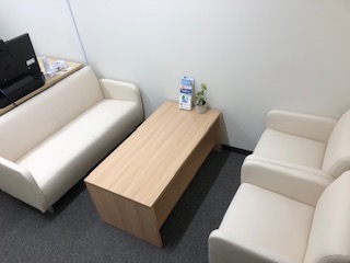 ホワイト基調の明るいお店! ドリンクメニューも充実!