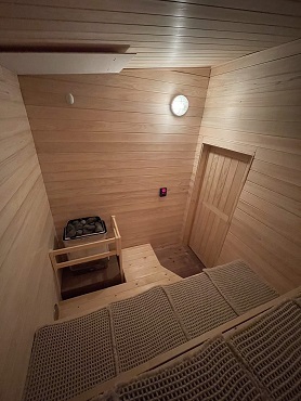 当社で施工したサウナの内部。６名ほど入れる大きさです。
