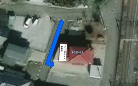 西側よりお入りください