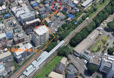 西武多摩湖線「八坂駅」より徒歩3分。駐車場もございます