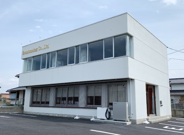 駐車場は広く、10台分完備しておりますので、ファミリーカーでのご来店や複数台でのご来店でも安心です。