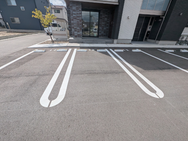 お車でお越しの際は、シャーメゾンヘリテージ敷地内駐車場12～14番へ駐車してください。