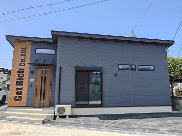 大きな社名が目印です^^