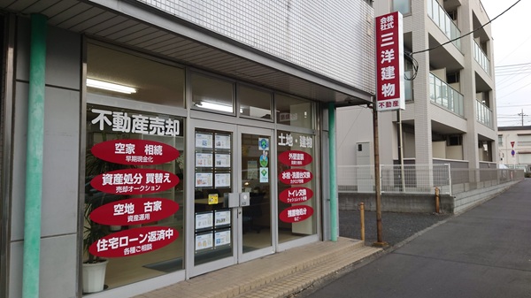 北坂戸・コープ至近の薬師町交差点の角に店舗がございます。