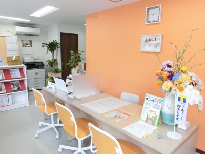 明るい店舗内には、多数の物件を取り揃えております。