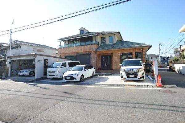 ご来店8台駐車できます。