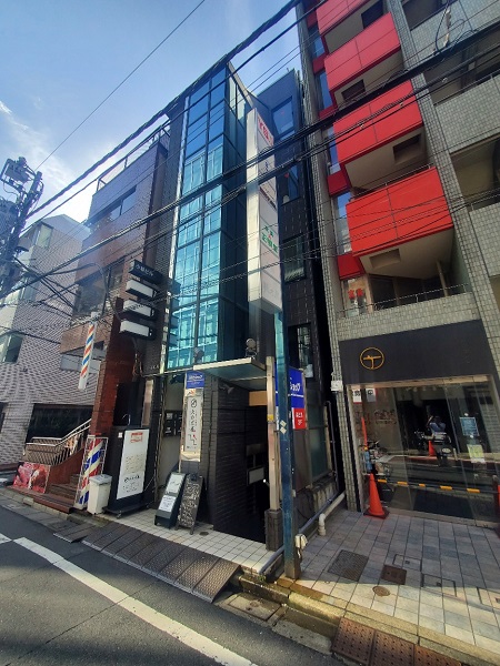 代々木駅の北口出て徒歩２分ほどです。