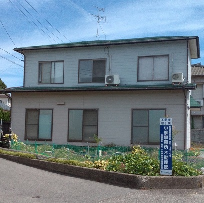 事務所前の青い看板が目印です。