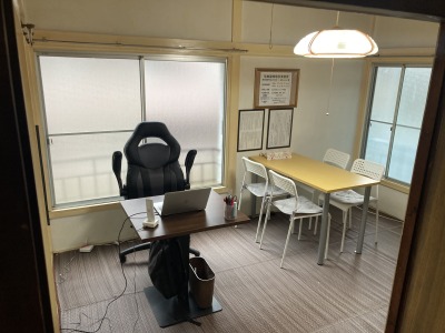 事務所内は狭いですが、応接スペースもございますので、打ち合わせも可能です。