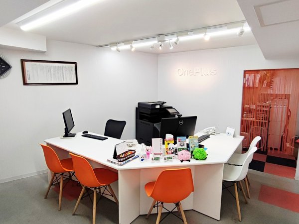 ワンプラス六甲道本店の店内