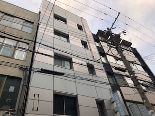 リニューアルされたビル!1階にはカレー有名店も!